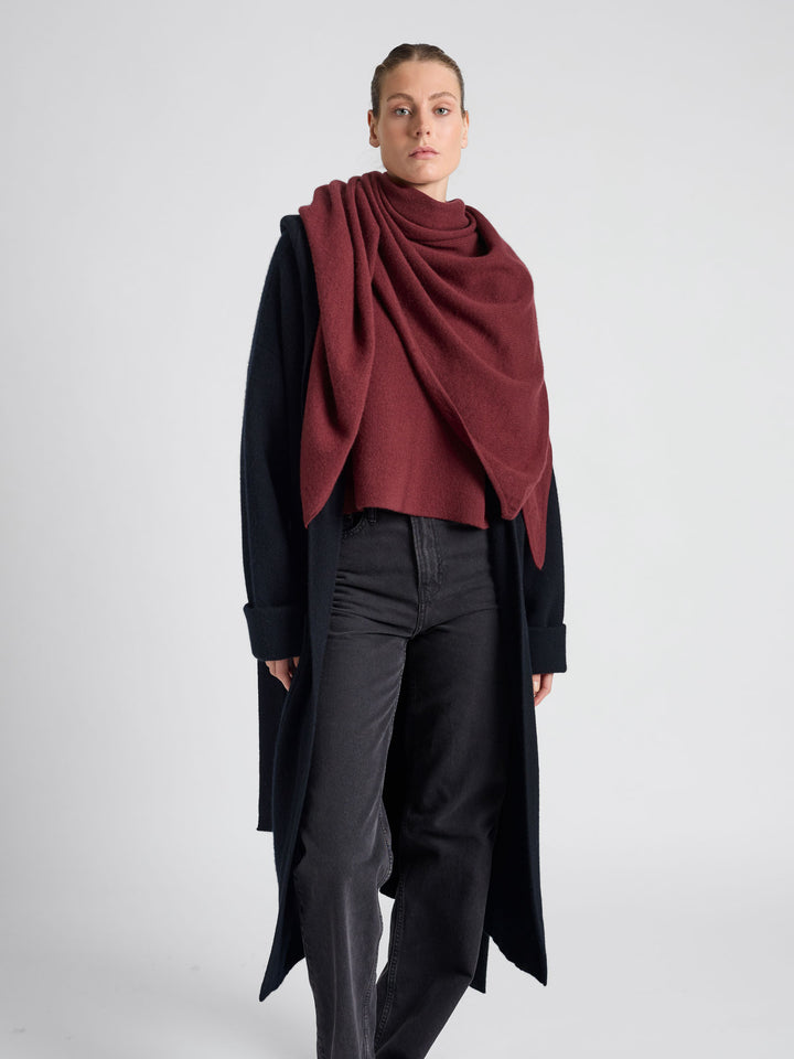 Kashmirskjerf "Triangle" i 100% ren kasjmir. Norsk design fra Kashmina. Farge: Bordeaux.