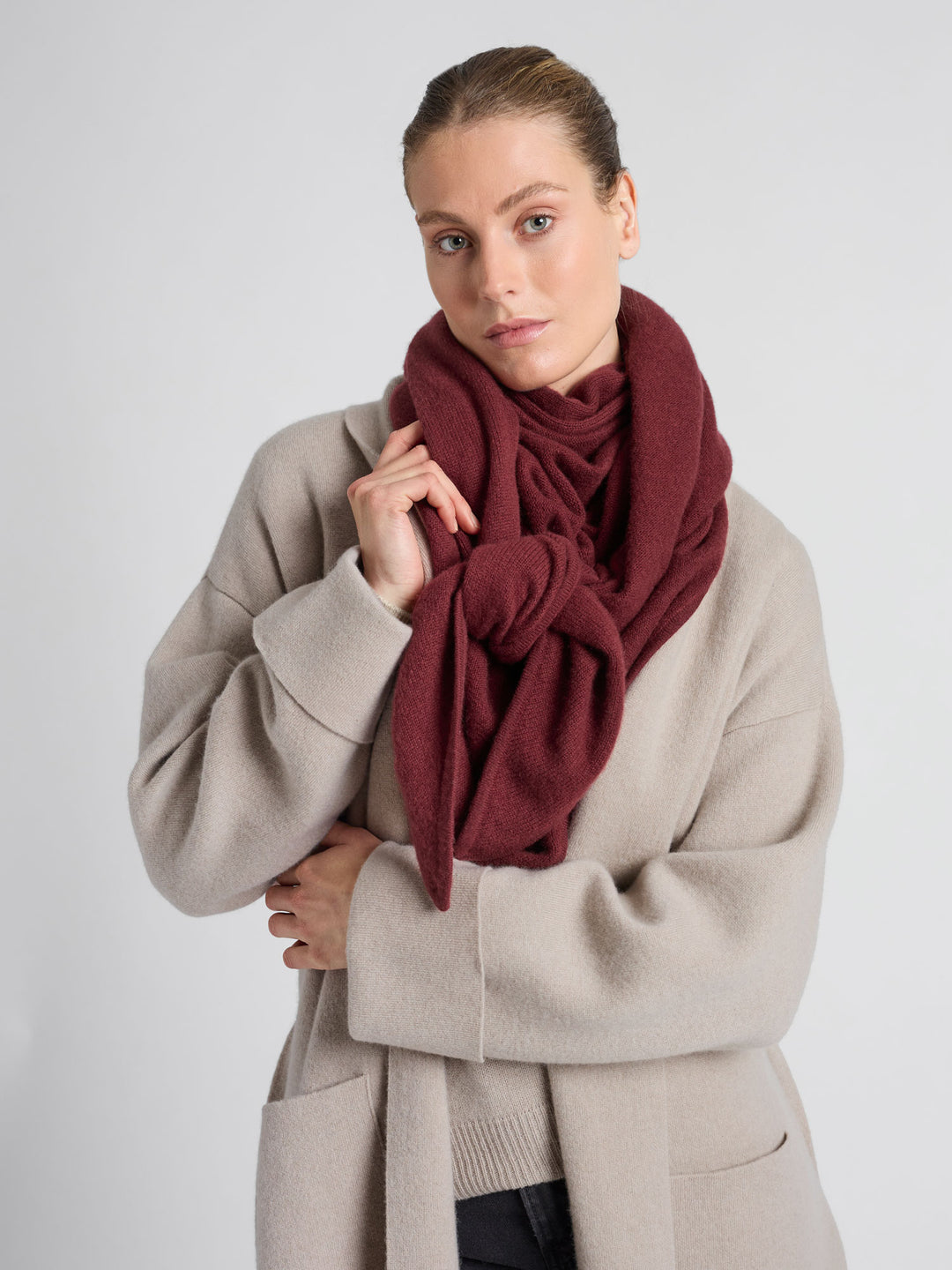 Kashmirskjerf "Triangle" i 100% ren kasjmir. Norsk design fra Kashmina. Farge: Bordeaux.