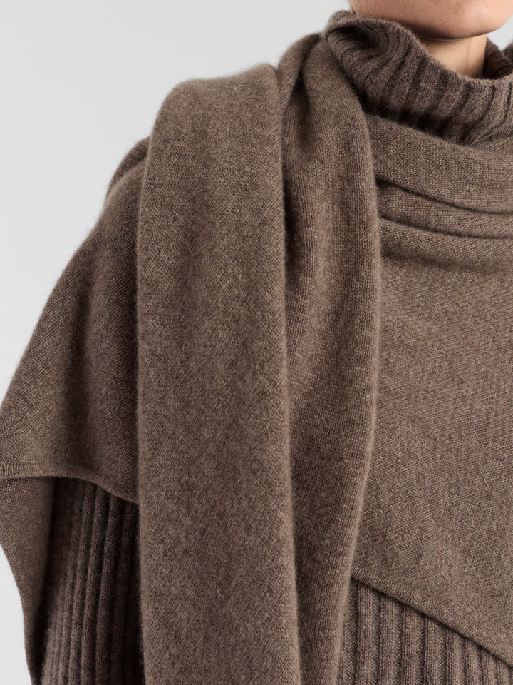 Kashmirskjerf "Triangle" i 100% ren kasjmir. Norsk design fra Kashmina. Farge: Dark Toast.