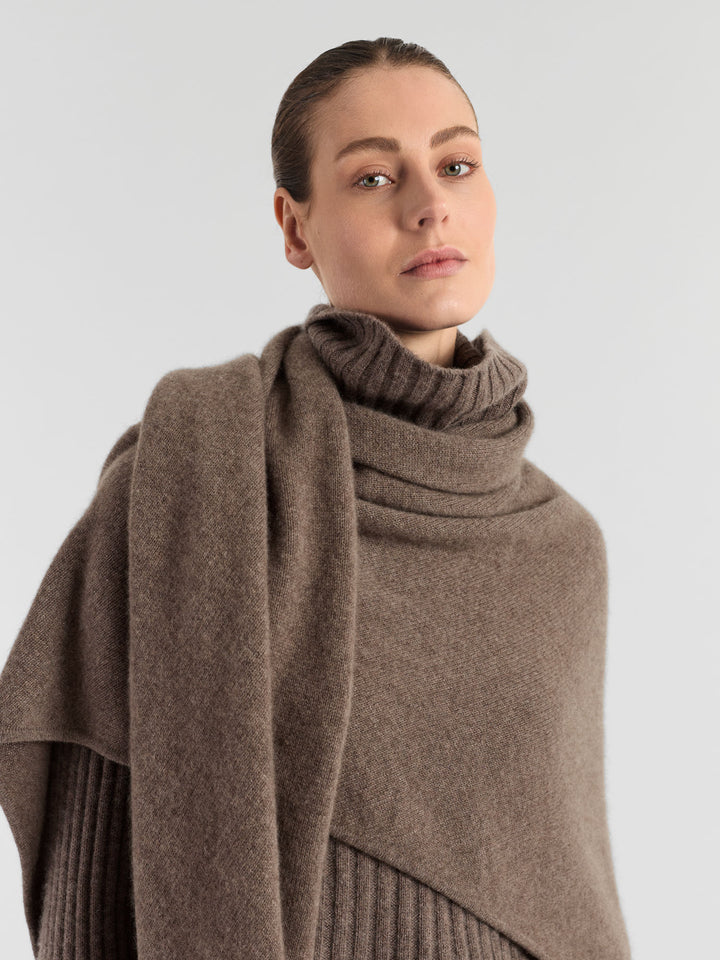 Kashmirskjerf "Triangle" i 100% ren kasjmir. Norsk design fra Kashmina. Farge: Dark Toast.