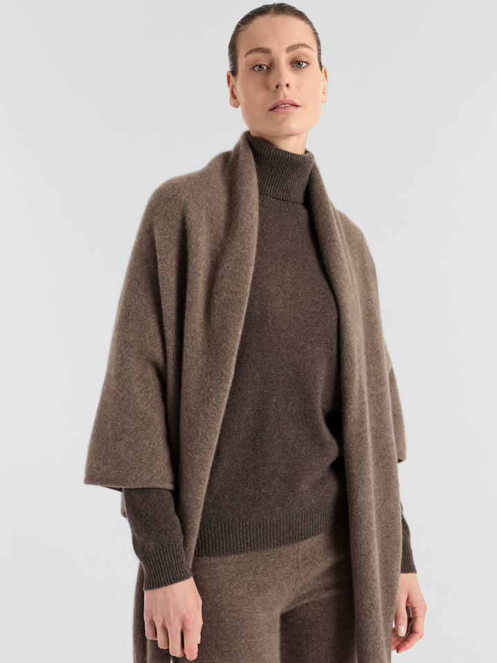 Kashmirskjerf "Triangle" i 100% ren kasjmir. Norsk design fra Kashmina. Farge: Dark Toast.
