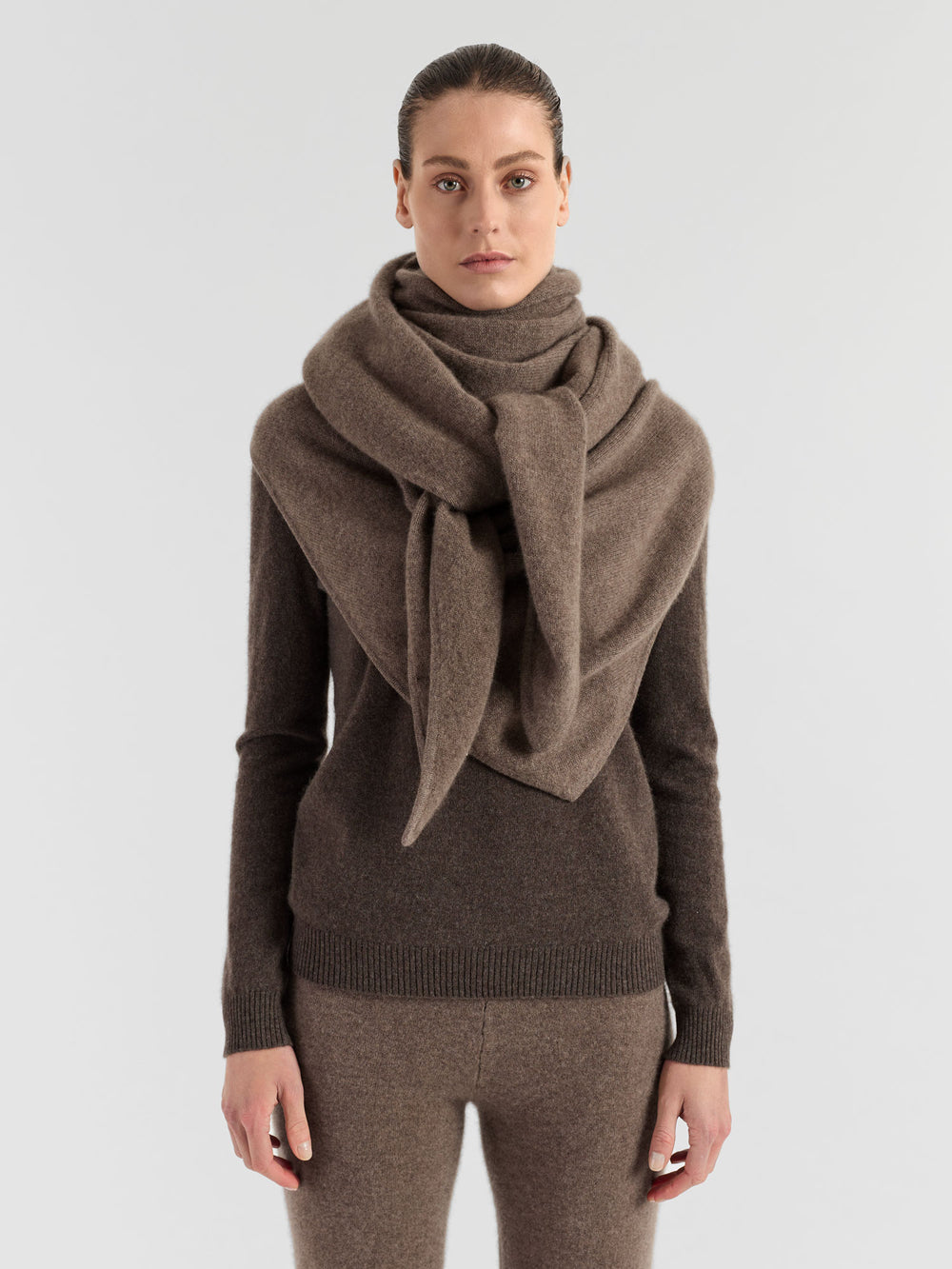 Kashmirskjerf "Triangle" i 100% ren kasjmir. Norsk design fra Kashmina. Farge: Dark Toast.