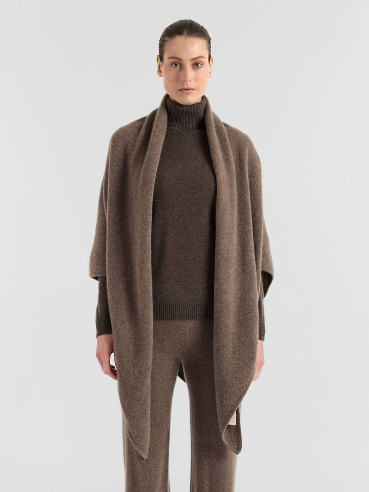 Kashmirskjerf "Triangle" i 100% ren kasjmir. Norsk design fra Kashmina. Farge: Dark Toast.