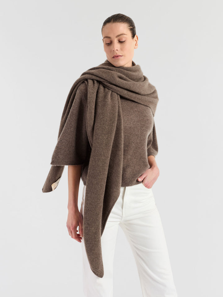 Kashmirskjerf "Triangle" i 100% ren kasjmir. Norsk design fra Kashmina. Farge: Dark Toast.