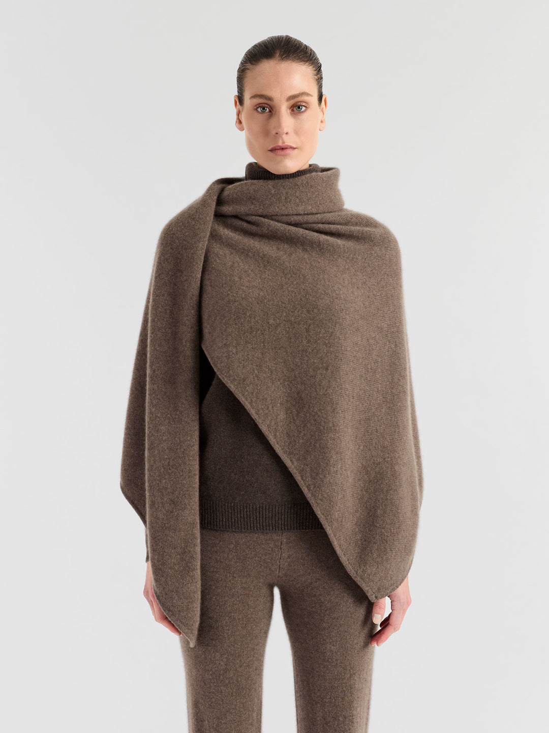 Kashmirskjerf "Triangle" i 100% ren kasjmir. Norsk design fra Kashmina. Farge: Dark Toast.