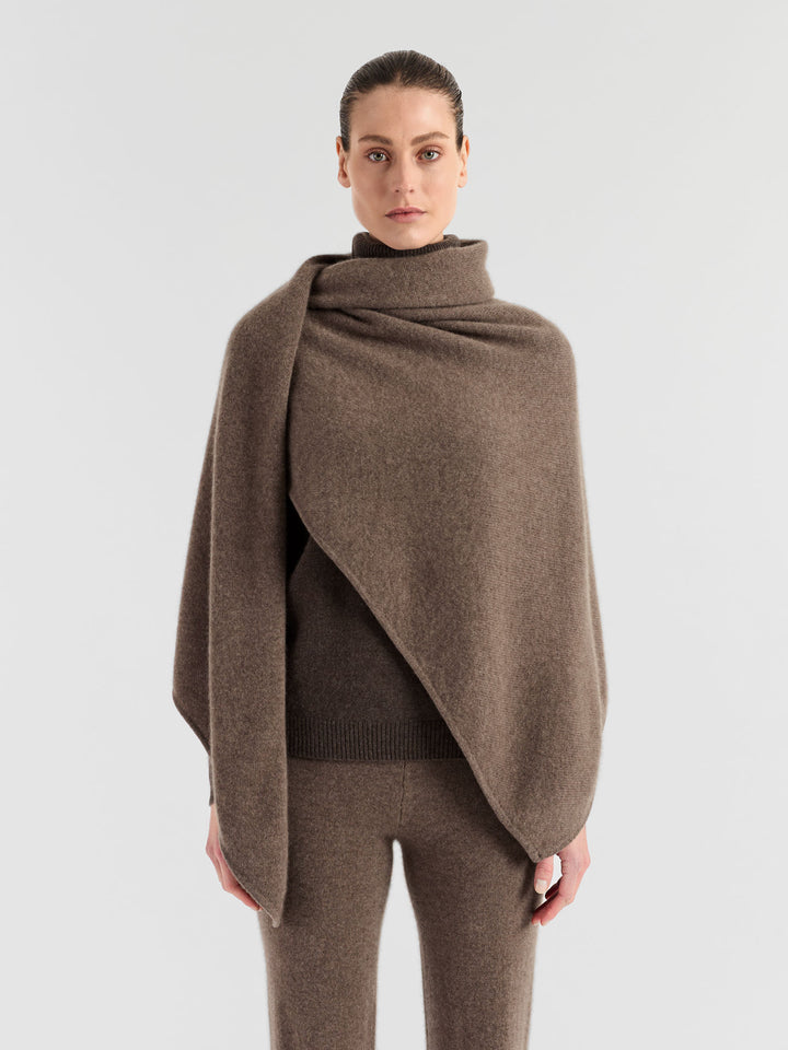 Kashmirskjerf "Triangle" i 100% ren kasjmir. Norsk design fra Kashmina. Farge: Dark Toast.