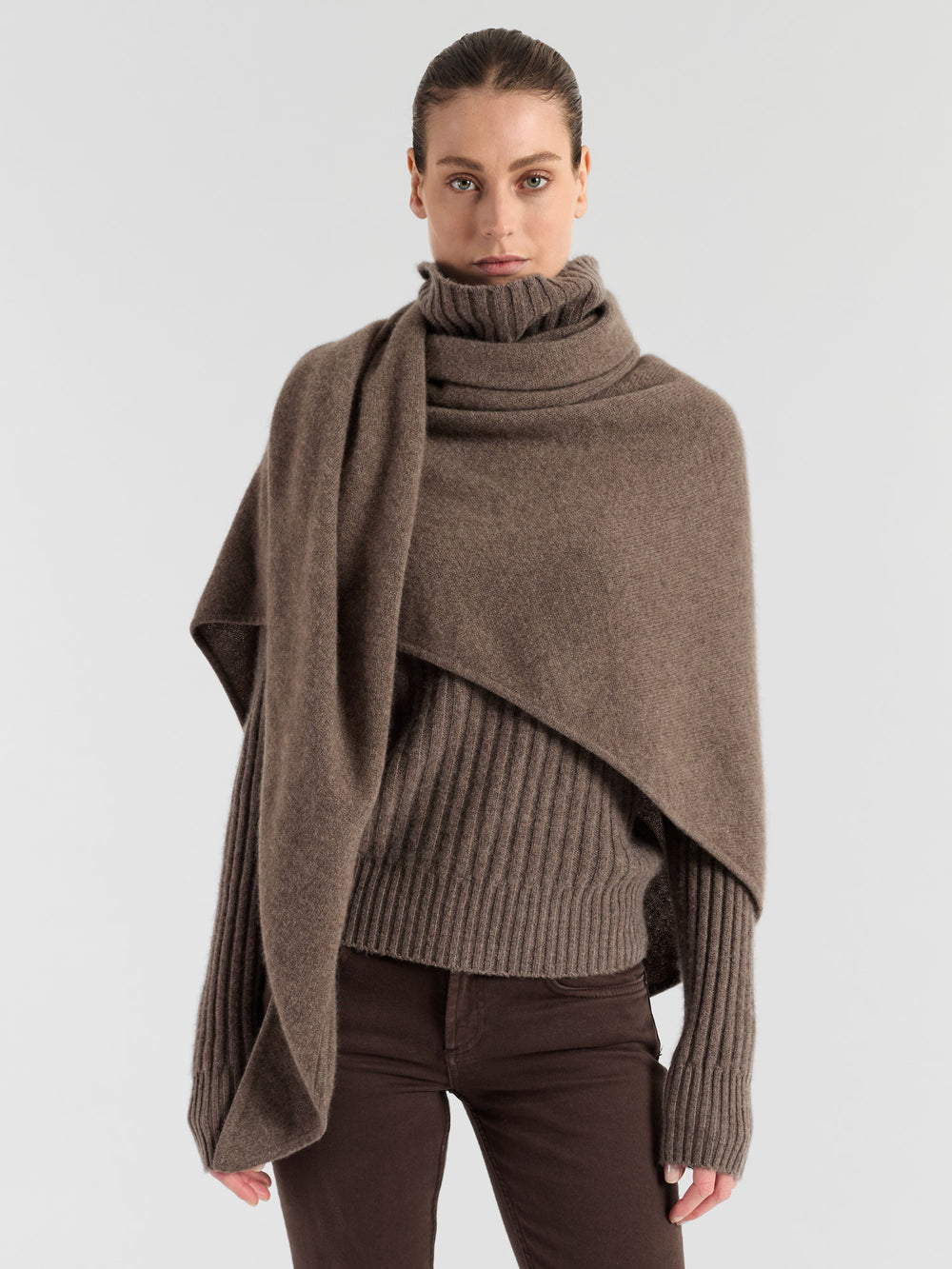 Kashmirskjerf "Triangle" i 100% ren kasjmir. Norsk design fra Kashmina. Farge: Dark Toast.