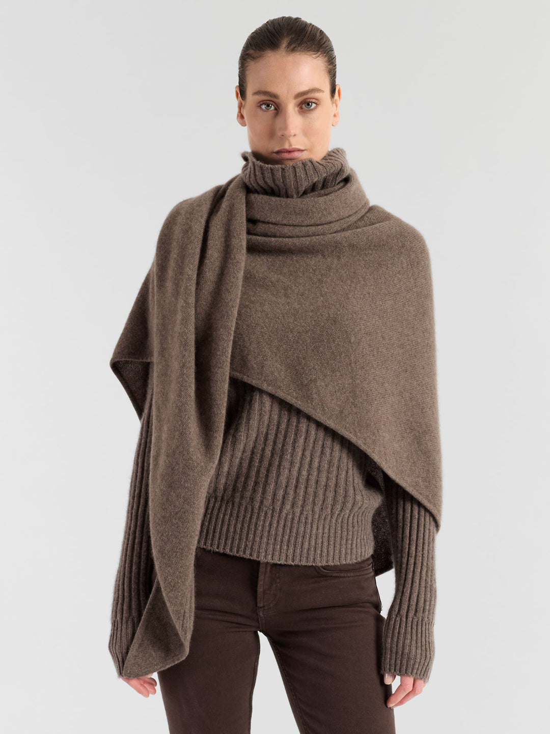 Kashmirskjerf "Triangle" i 100% ren kasjmir. Norsk design fra Kashmina. Farge: Dark Toast.
