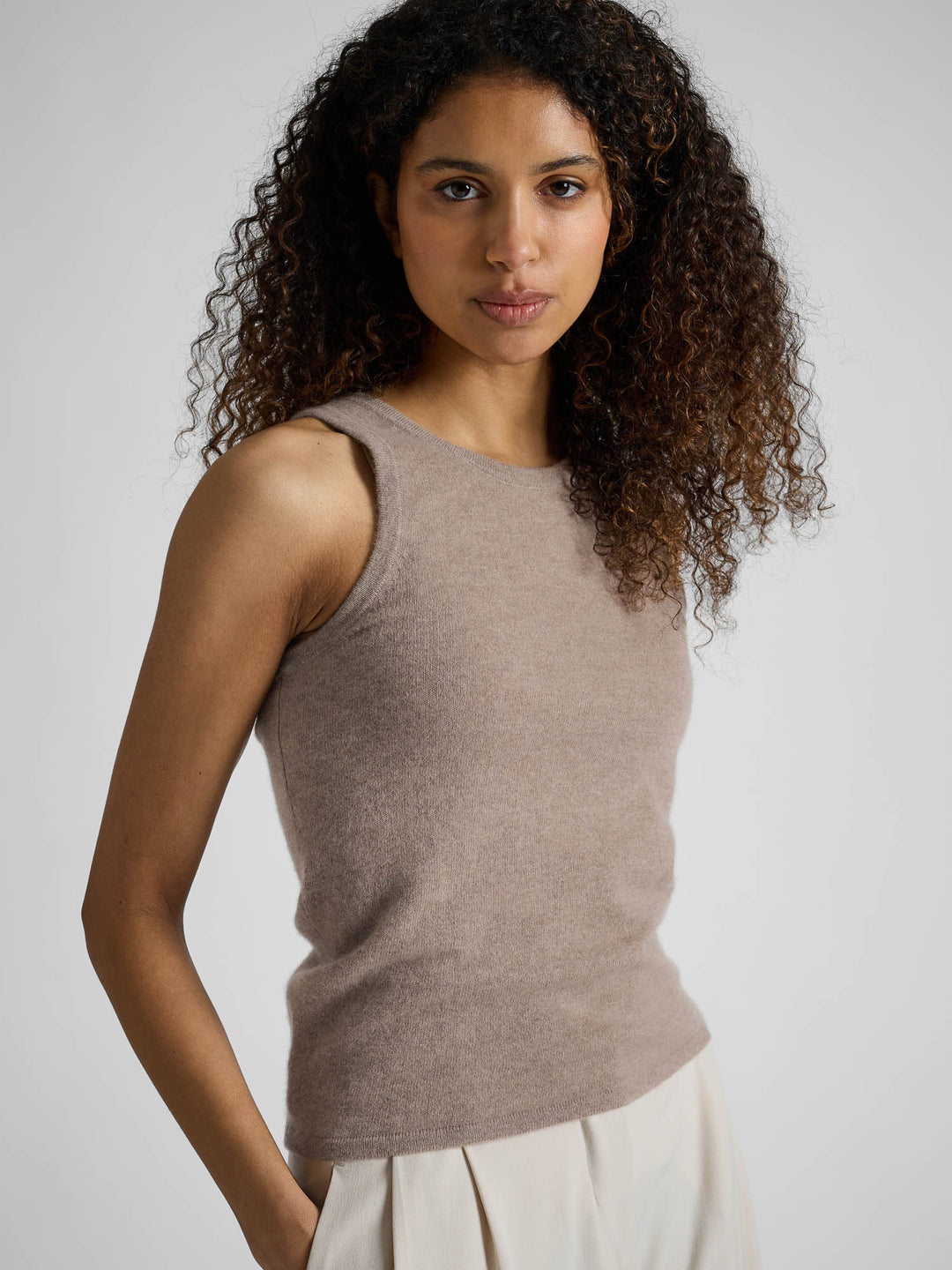 Kashmirtrøye "Tyra" i 100% ren kashmirull. Norsk design fra Kashmina. Farge: Toast.