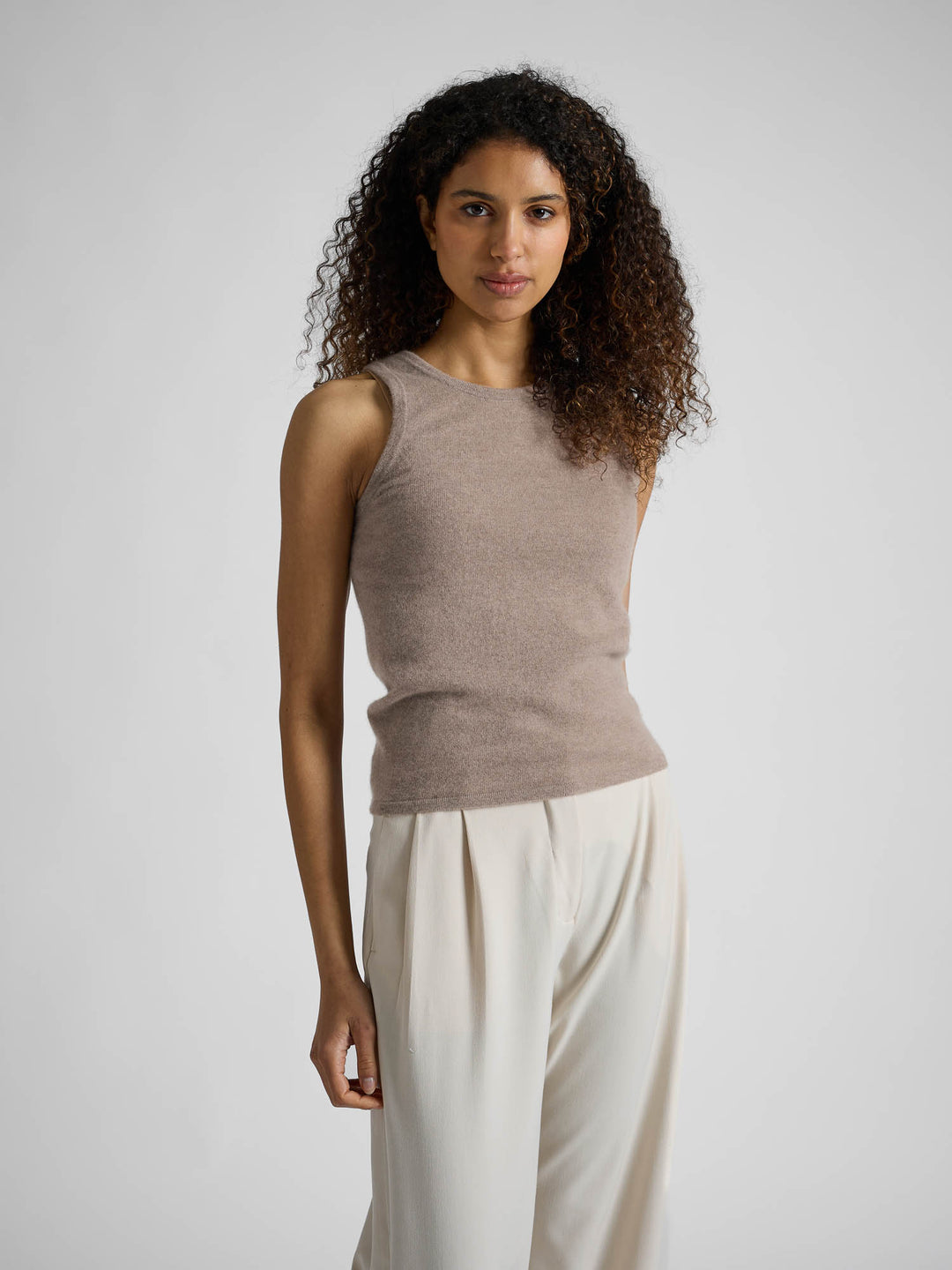 Kashmirtrøye "Tyra" i 100% ren kashmirull. Norsk design fra Kashmina. Farge: Toast.
