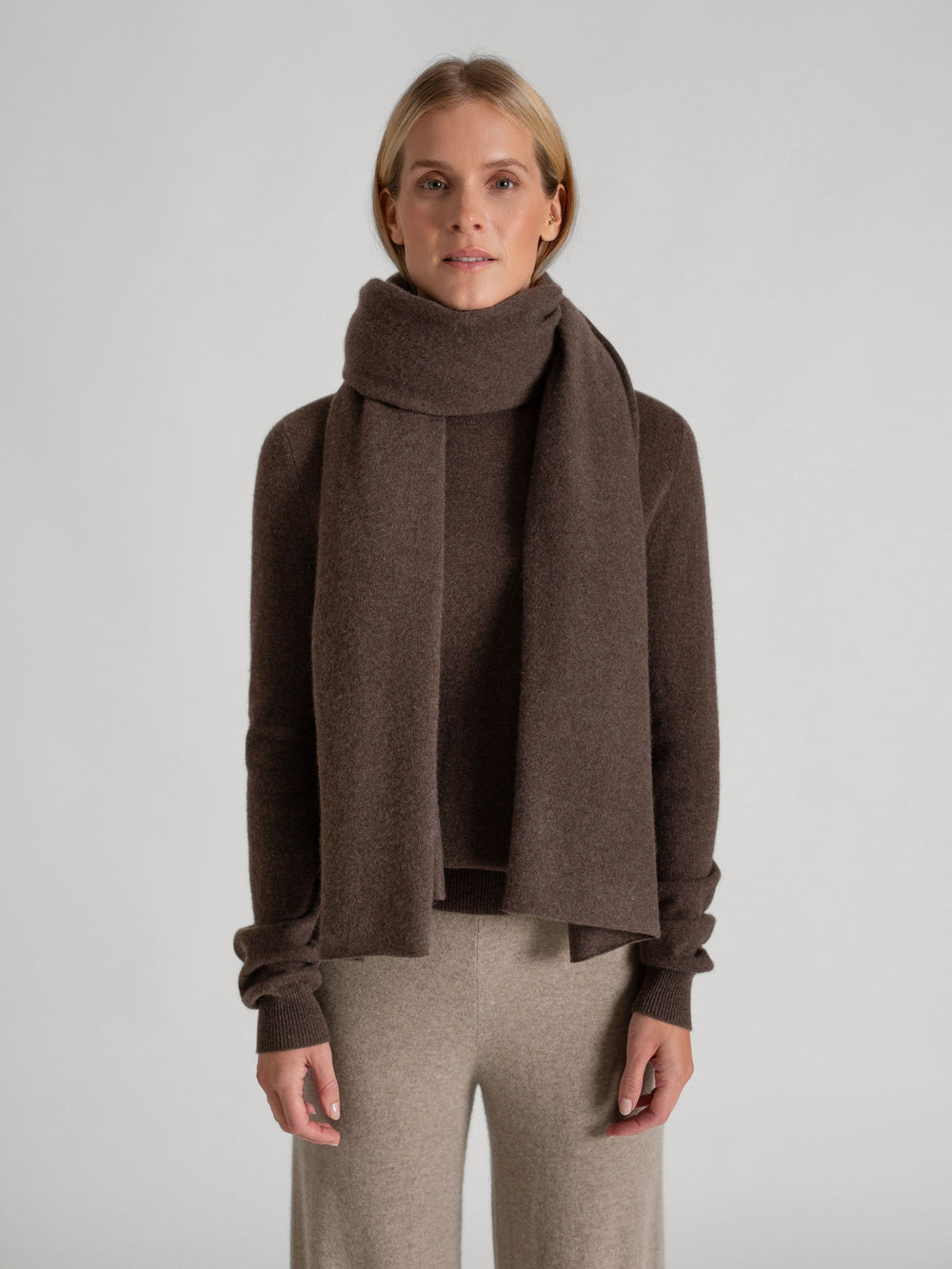 Kashmirskjerf "Signature" i 100% kasjmirull. Farge: Dark Brown. Norsk design fra Kashmina.