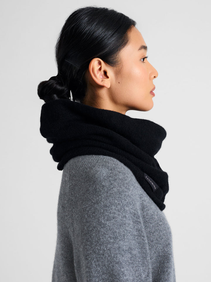 Kashmirsnood / kashmirskjerf "Eida" i 100% ren kashmirull. Norsk design fra Kashmina. Farge: Sort.