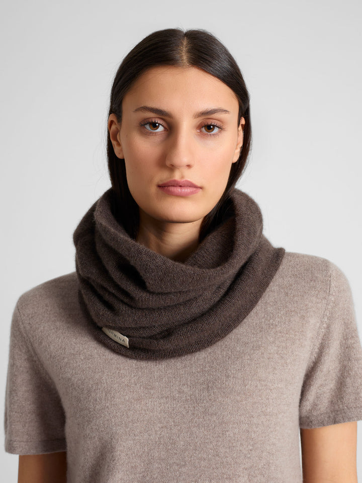 Kashmirsnood / kashmirskjerf "Eida" i 100% ren kashmirull. Norsk design fra Kashmina. Farge: Dark Brown.