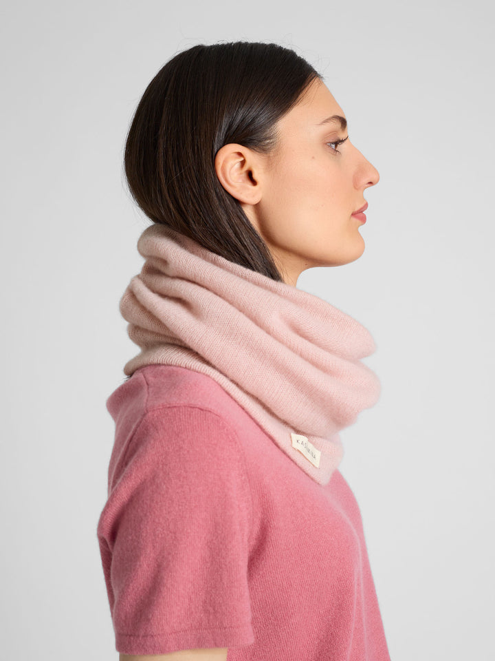 Kashmirsnood / kashmirskjerf "Eida" i 100% ren kashmirull. Norsk design fra Kashmina. Farge: Pink Berry.