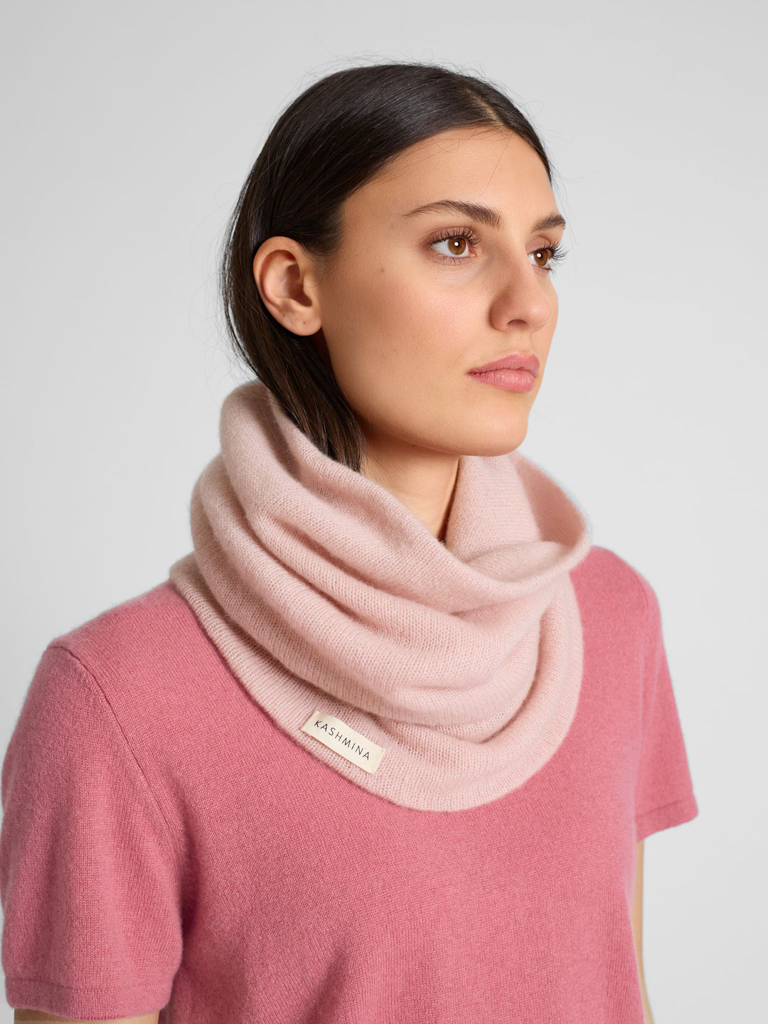 Kashmirsnood / kashmirskjerf "Eida" i 100% ren kashmirull. Norsk design fra Kashmina. Farge: Pink Berry.