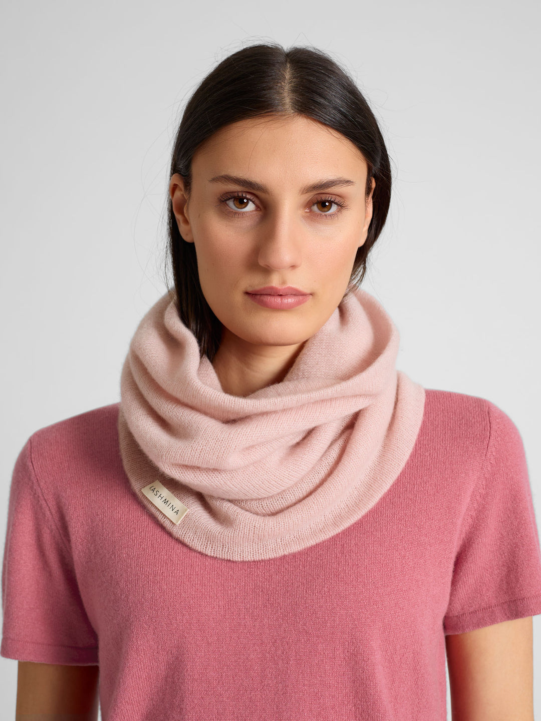 Kashmirsnood / kashmirskjerf "Eida" i 100% ren kashmirull. Norsk design fra Kashmina. Farge: Pink Berry.