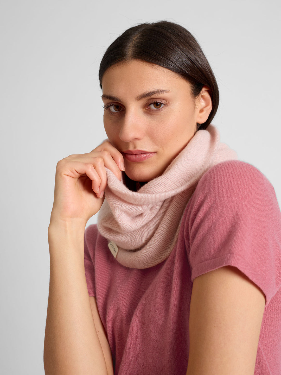 Kashmirsnood / kashmirskjerf "Eida" i 100% ren kashmirull. Norsk design fra Kashmina. Farge: Pink Berry.