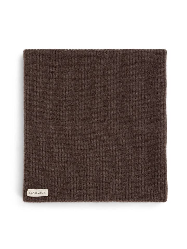 Ribbestrikket kashmirsnood / kashmirskjerf i 100% ren kashmirull. Norsk design fra Kashmina. Farge: Dark Brown.