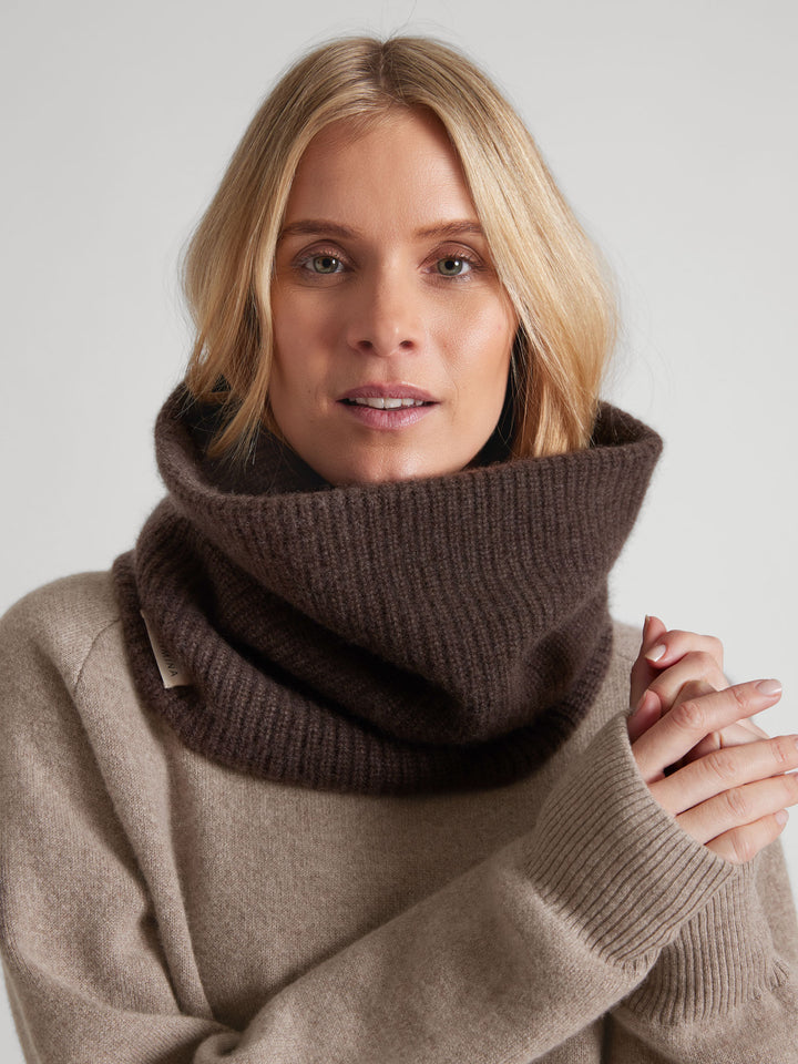 Ribbestrikket kashmirsnood / kashmirskjerf i 100% ren kashmirull. Norsk design fra Kashmina. Farge: Dark Brown.