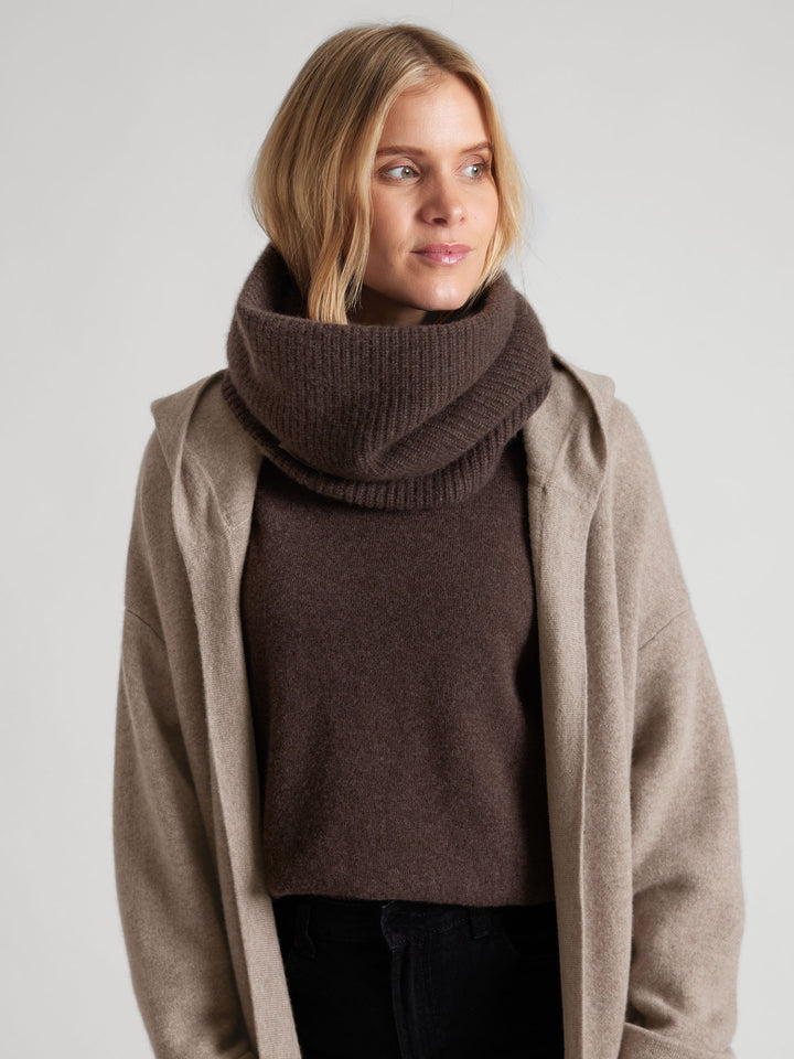 Ribbestrikket kashmirsnood / kashmirskjerf i 100% ren kashmirull. Norsk design fra Kashmina. Farge: Dark Brown.