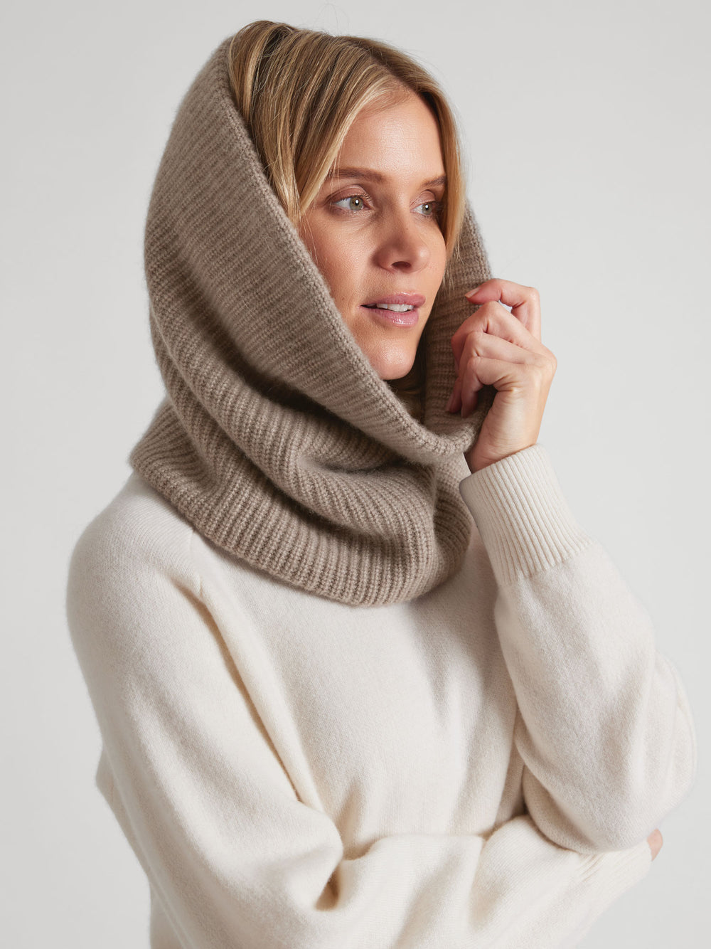 Ribbestrikket kashmirsnood / kashmirskjerf i 100% ren kashmirull. Norsk design fra Kashmina. Farge: Toast.