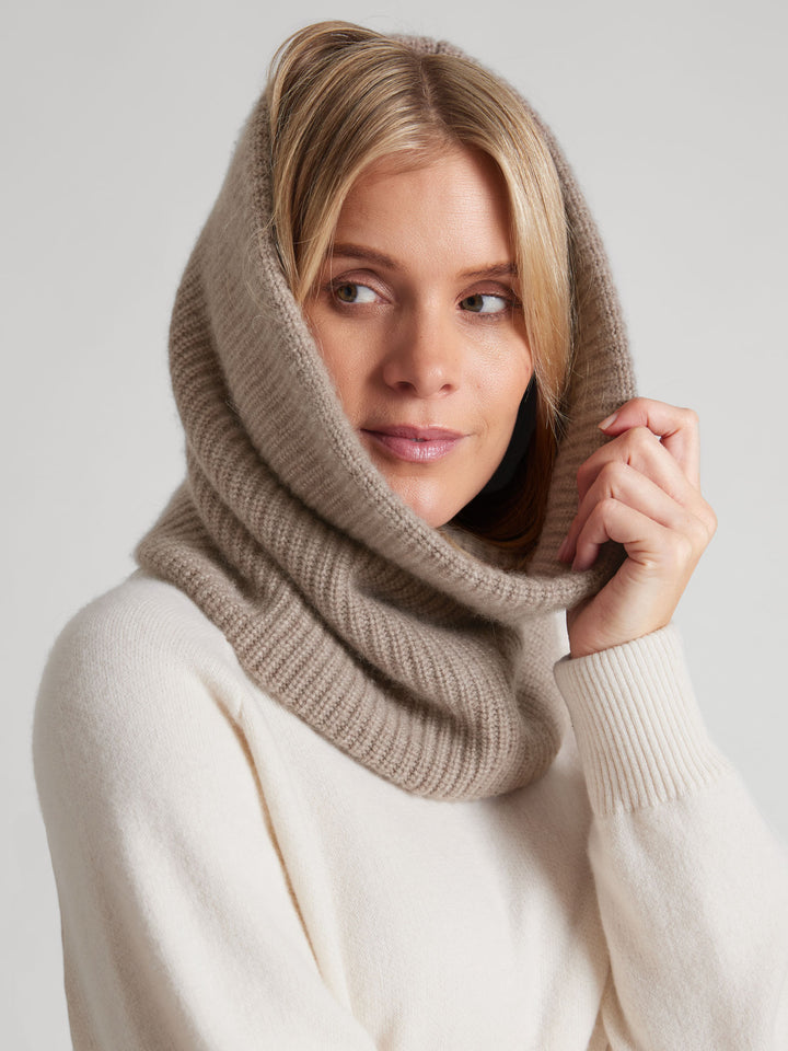 Ribbestrikket kashmirsnood / kashmirskjerf i 100% ren kashmirull. Norsk design fra Kashmina. Farge: Toast.