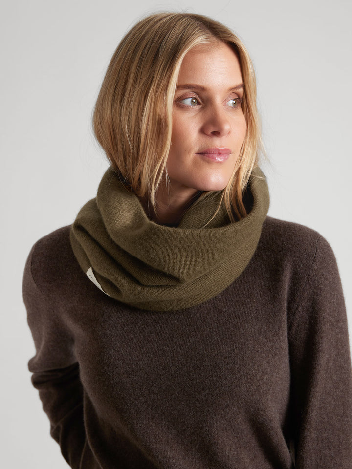 Kashmirsnood / kashmirskjerf "Eydis" i 100% ren kashmirull. Norsk design fra Kashmina. Farge: Hunter.