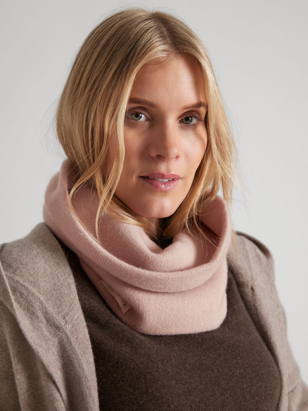 Kashmirsnood / kashmirskjerf "Eydis" i 100% ren kashmirull. Norsk design fra Kashmina. Farge: Rose glow.