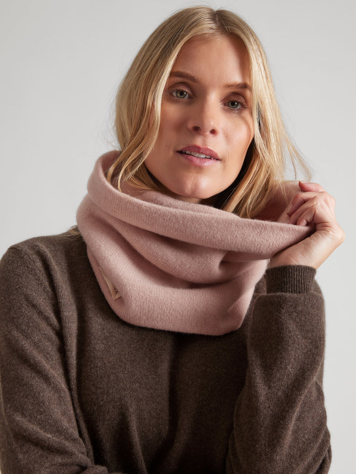 Kashmirsnood / kashmirskjerf "Eydis" i 100% ren kashmirull. Norsk design fra Kashmina. Farge: Rose glow.