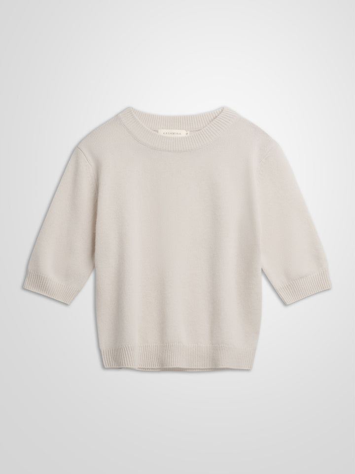 Kortermet kashmirgenser "Aase" i 100% ren kasjmirull. Norsk design fra Kashmina. Farge: Cream.