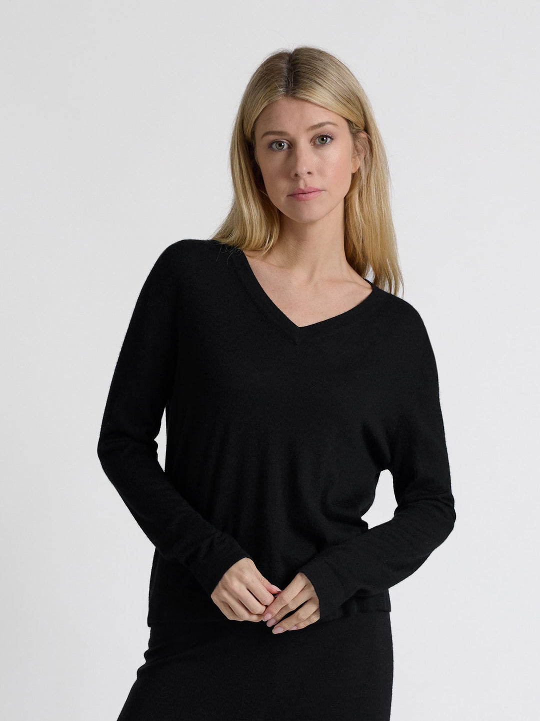 Kashmirgenseren "Aina", laget i 100 % ren cashmere. Norsk design fra Kashmina. Farge: Sort.
