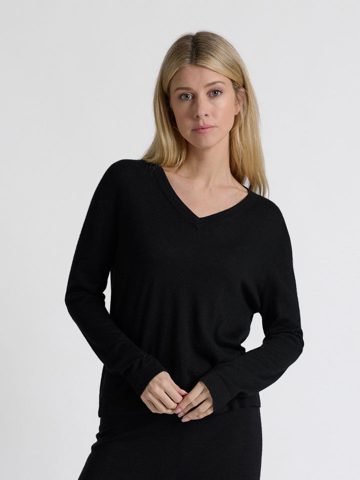Kashmirgenseren "Aina", laget i 100 % ren cashmere. Norsk design fra Kashmina. Farge: Sort.