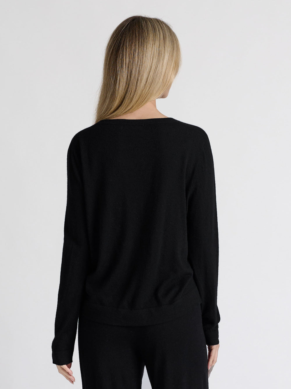 Kashmirgenseren "Aina", laget i 100 % ren cashmere. Norsk design fra Kashmina. Farge: Sort.