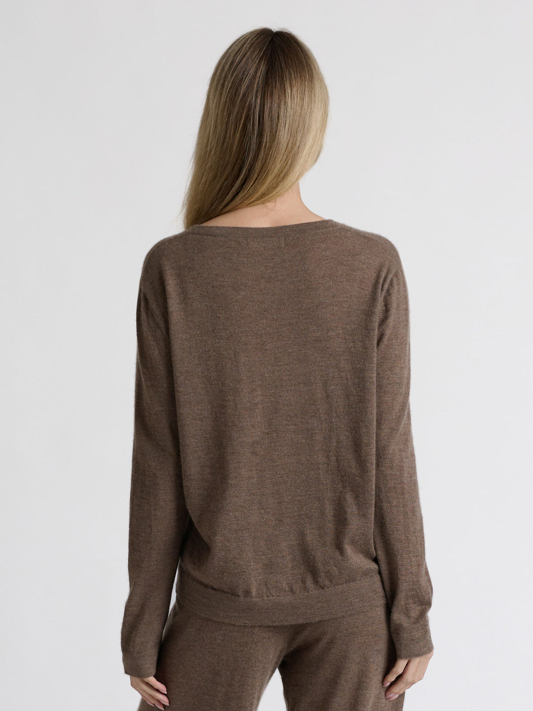 Kashmirgenseren "Aina", laget i 100 % ren cashmere. Norsk design fra Kashmina. Farge: Dark Toast.