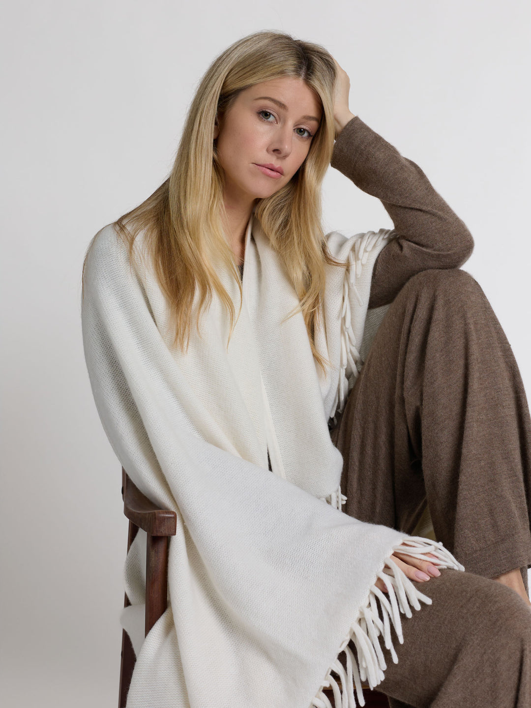 Kashmirgenseren "Aina", laget i 100 % ren cashmere. Norsk design fra Kashmina. Farge: Dark Toast.