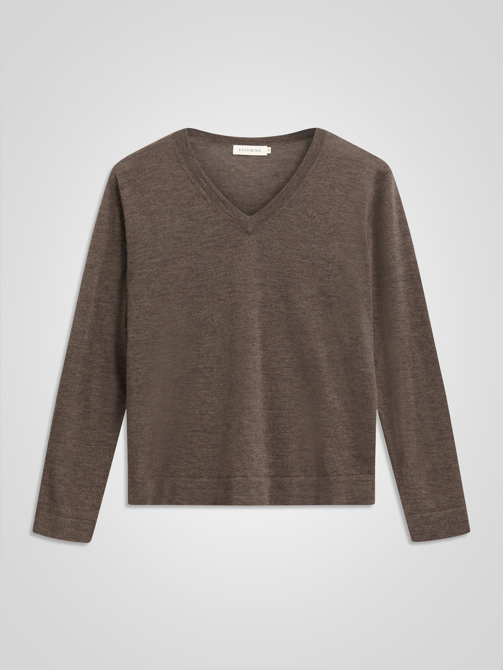 Kashmirgenseren "Aina", laget i 100 % ren cashmere. Norsk design fra Kashmina. Farge: Dark Toast.