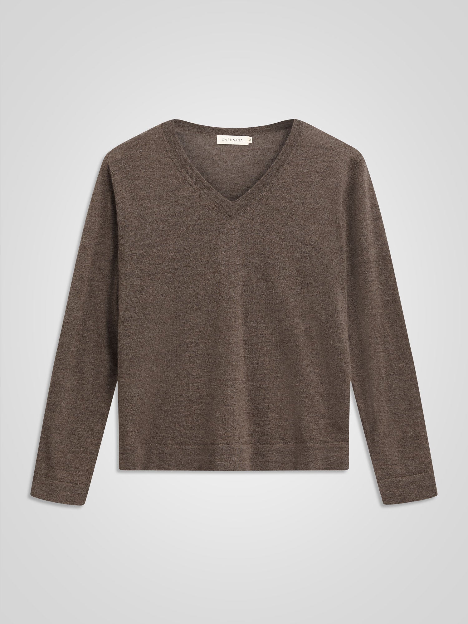 Kashmirgenseren "Aina", laget i 100 % ren cashmere. Norsk design fra Kashmina. Farge: Dark Toast.