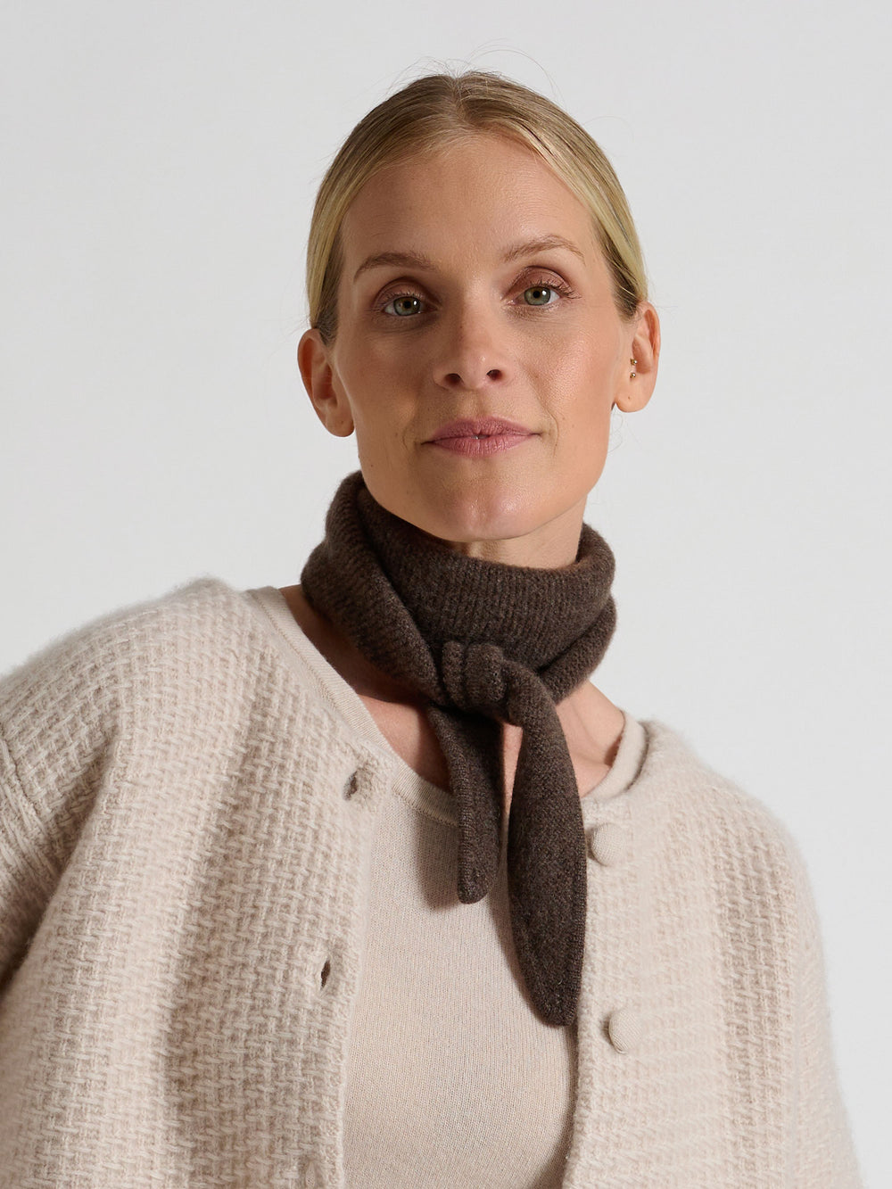 Cashmere skjerf "Alfie" i 100% ren cashmere. Norsk design fra Kashmina. Farge: Dark Brown.