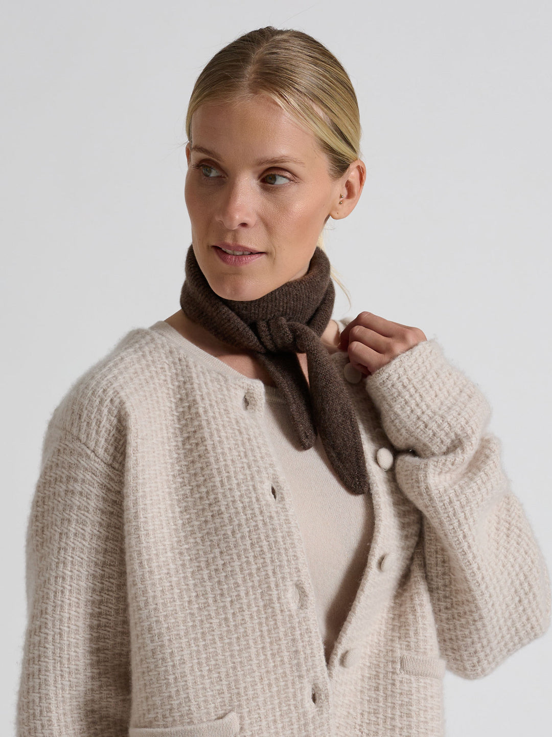 Cashmere skjerf "Alfie" i 100% ren cashmere. Norsk design fra Kashmina. Farge: Dark Brown.