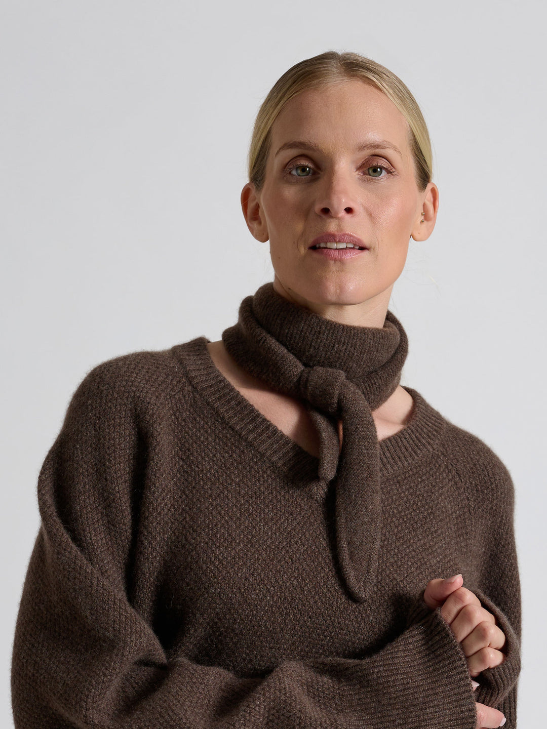 Cashmere skjerf "Alfie" i 100% ren cashmere. Norsk design fra Kashmina. Farge: Dark Brown.