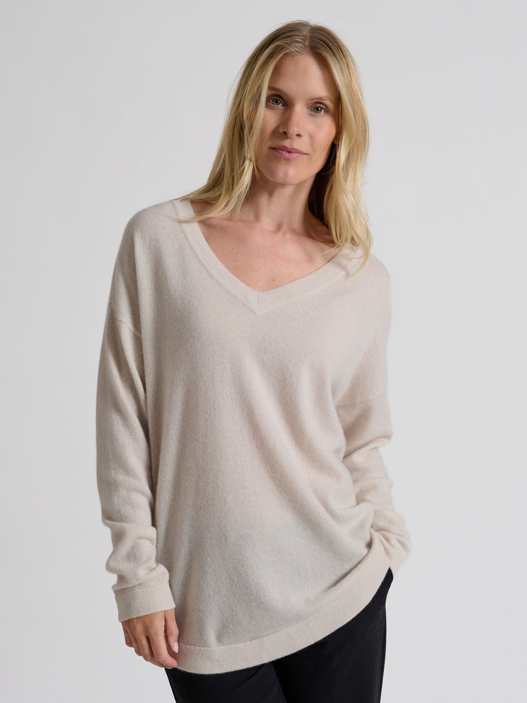 kashmirgenser med v-hals "Alva" i 100% ren kashmir. Norsk design fra Kashmina. Farge: Perlemor.