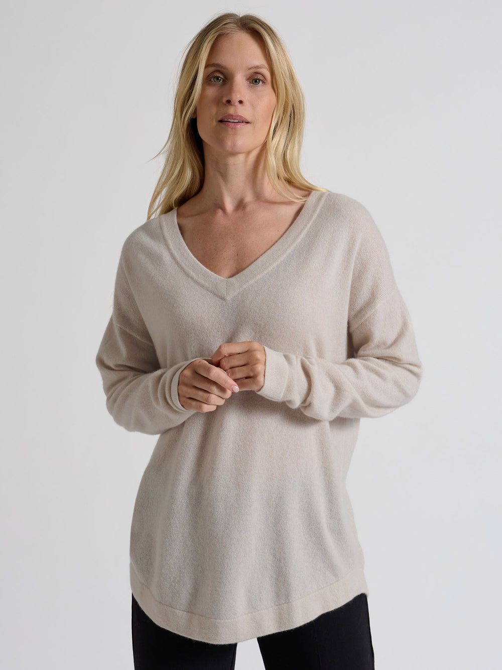 kashmirgenser med v-hals "Alva" i 100% ren kashmir. Norsk design fra Kashmina. Farge: Perlemor.