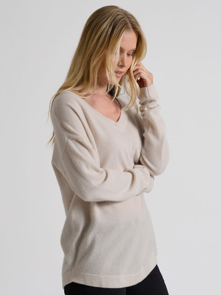 kashmirgenser med v-hals "Alva" i 100% ren kashmir. Norsk design fra Kashmina. Farge: Perlemor.