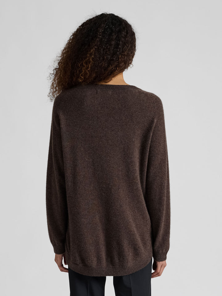 Kashmirgenser "Anna" i 100% cashmere. Norsk design fra Kashmina. Farge: Dark Brown.