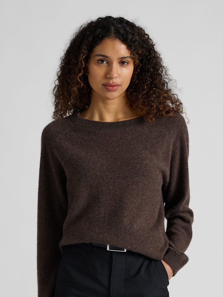 Kashmirgenser "Anna" i 100% cashmere. Norsk design fra Kashmina. Farge: Dark Brown.