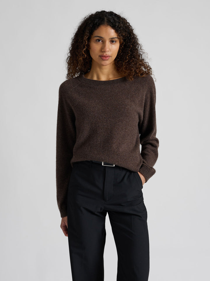 Kashmirgenser "Anna" i 100% cashmere. Norsk design fra Kashmina. Farge: Dark Brown.