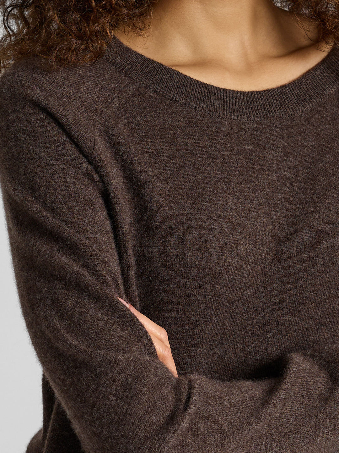 Kashmirgenser "Anna" i 100% cashmere. Norsk design fra Kashmina. Farge: Dark Brown.