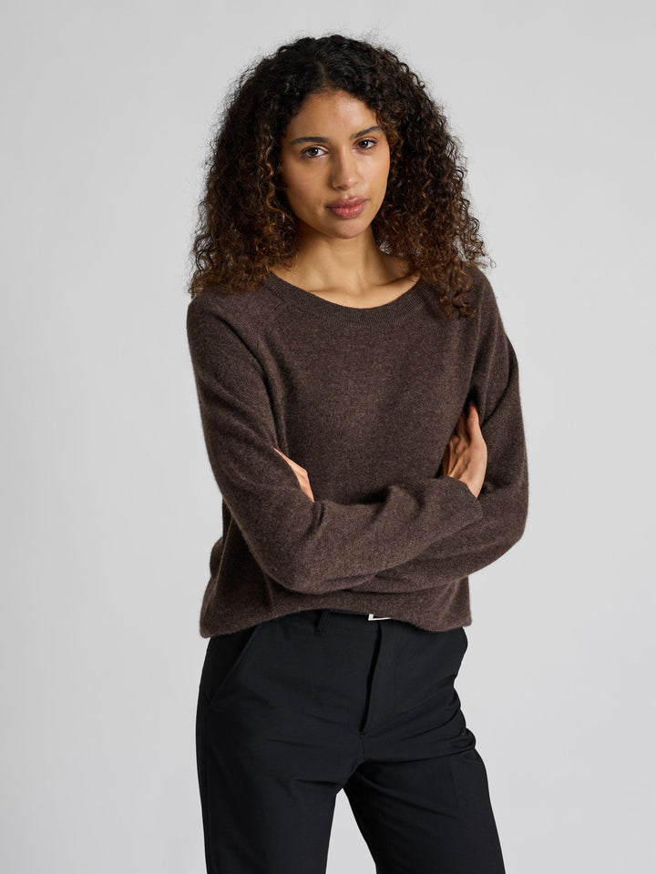 Kashmirgenser "Anna" i 100% cashmere. Norsk design fra Kashmina. Farge: Dark Brown.