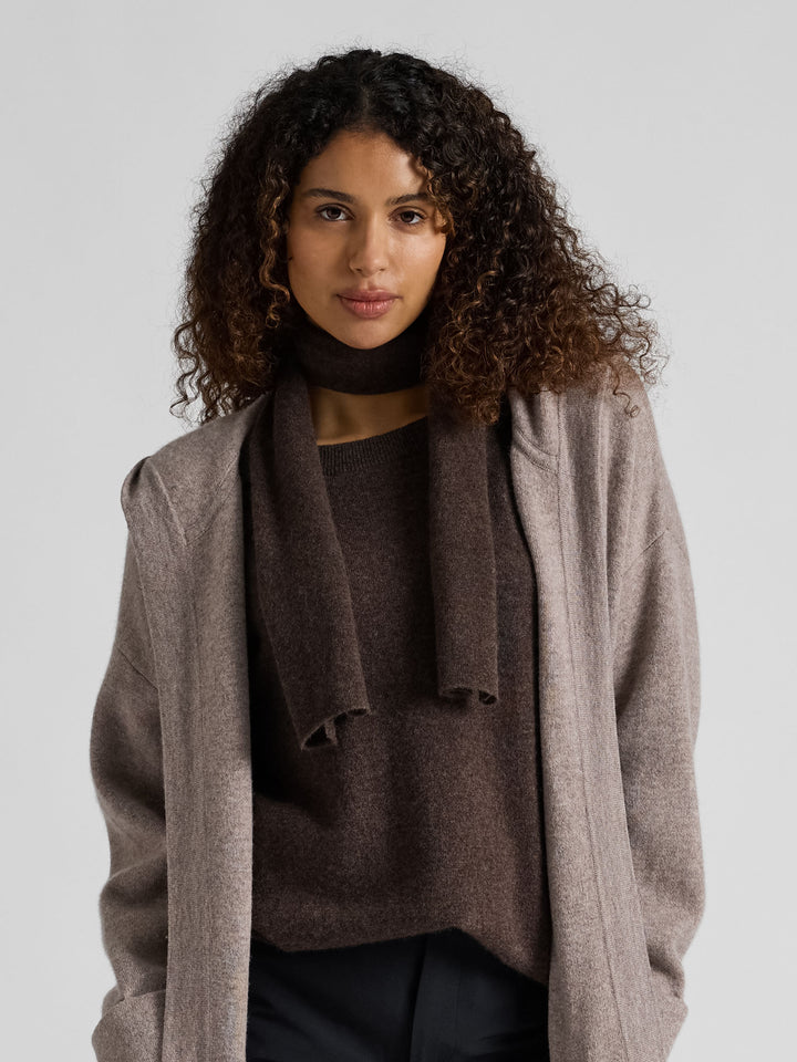 Kashmirgenser "Anna" i 100% cashmere. Norsk design fra Kashmina. Farge: Dark Brown.