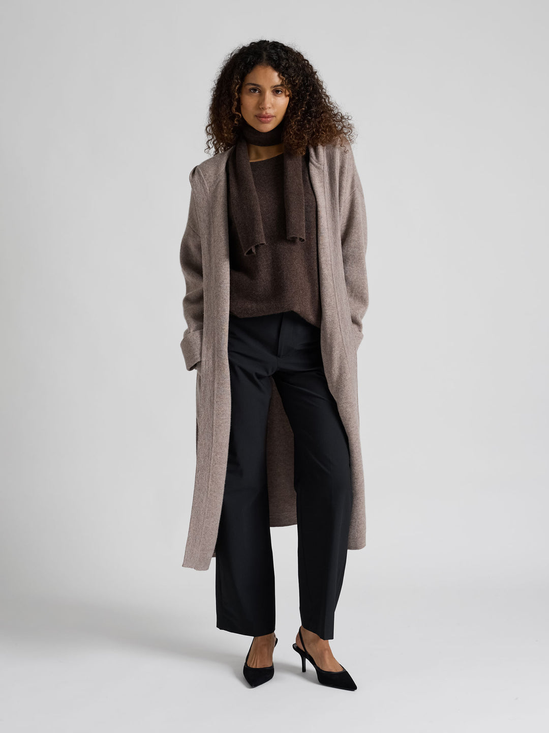 Kashmirgenser "Anna" i 100% cashmere. Norsk design fra Kashmina. Farge: Dark Brown.